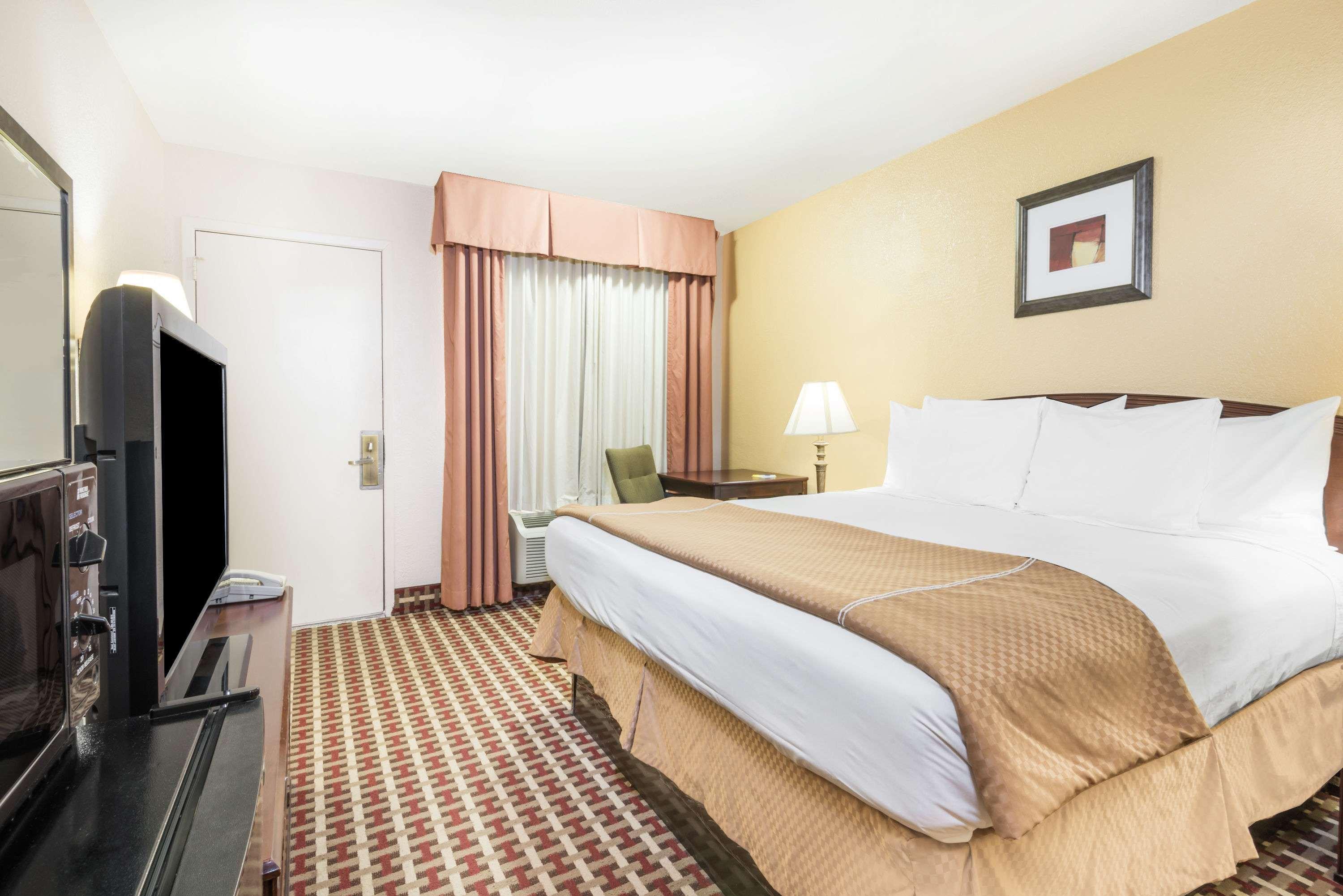Days Inn By Wyndham Ottawa Exterior photo
